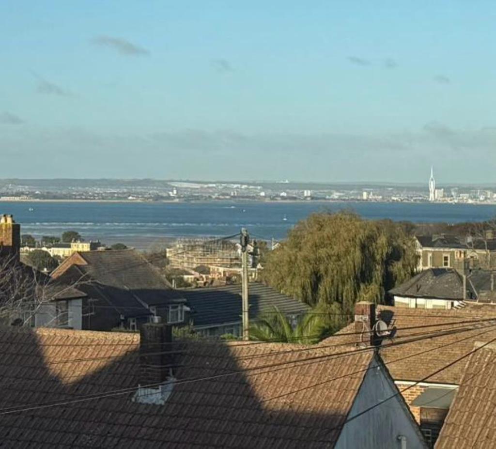 Lot: 83 - TWO-BEDROOM FLAT WITH SEA VIEWS, GARDEN AND CAR PARKING FOR INVESTMENT OR OCCUPATION - Sea View